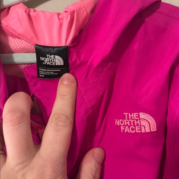 North Face Girl’s Magenta Hyvent Full Zip Jacket, Size 6 (preloved) - Picture 4 of 4